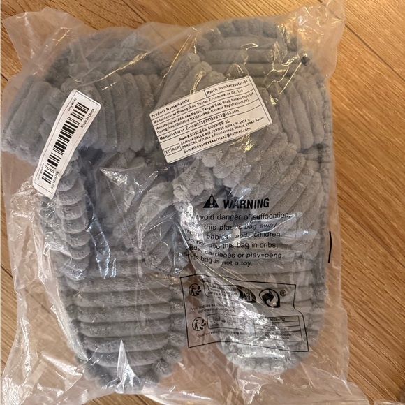 Cozy Gray Women's Slippers (NWT) - Picture 2 of 2